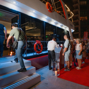 Фотография с Dubai Marina Dinner Cruise with Live Music & Open Bar в Дубай: Галерея фото 38yxmj