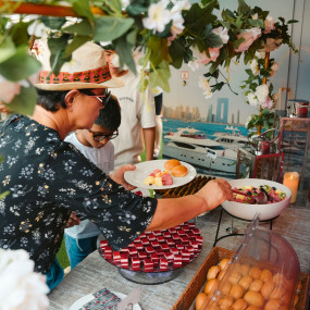 Фотография с Dubai Marina Dinner Cruise with Live Music & Open Bar в Дубай: Галерея фото zodqey