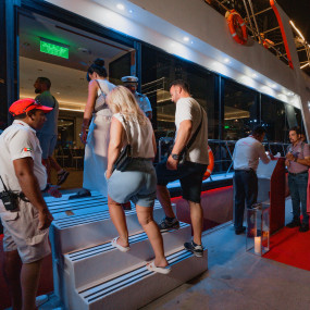 Фотография с Dubai Marina Dinner Cruise with Live Music & Open Bar в Дубай: Галерея фото 3yov11