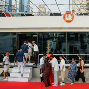 Фотография с Dubai Marina Dinner Cruise with Live Music & Open Bar в Дубай: Галерея фото 35y8od