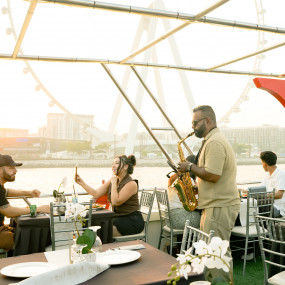 Фотография с Dubai Marina Dinner Cruise with Live Music & Open Bar в Дубай: Галерея фото 3e7doq