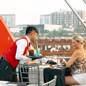 Фотография с Dubai Marina Dinner Cruise with Live Music & Open Bar в Дубай: Галерея фото 34j9gy