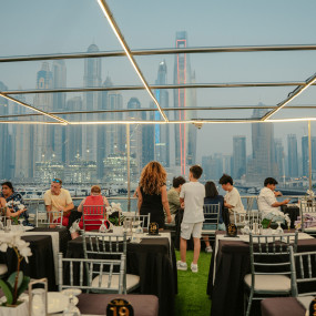 Фотография с Dubai Marina Dinner Cruise with Live Music & Open Bar в Дубай: Галерея фото zw62y0