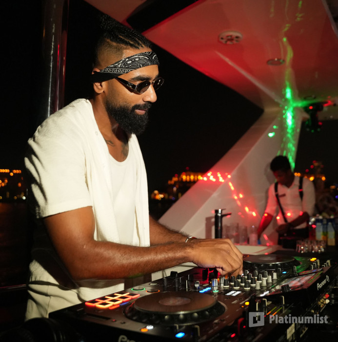 zg47xy استديو الصور :دبي في جولة في القارب لمدة ثلاث ساعات في مرسى دبي مع وجبة غداء شهية