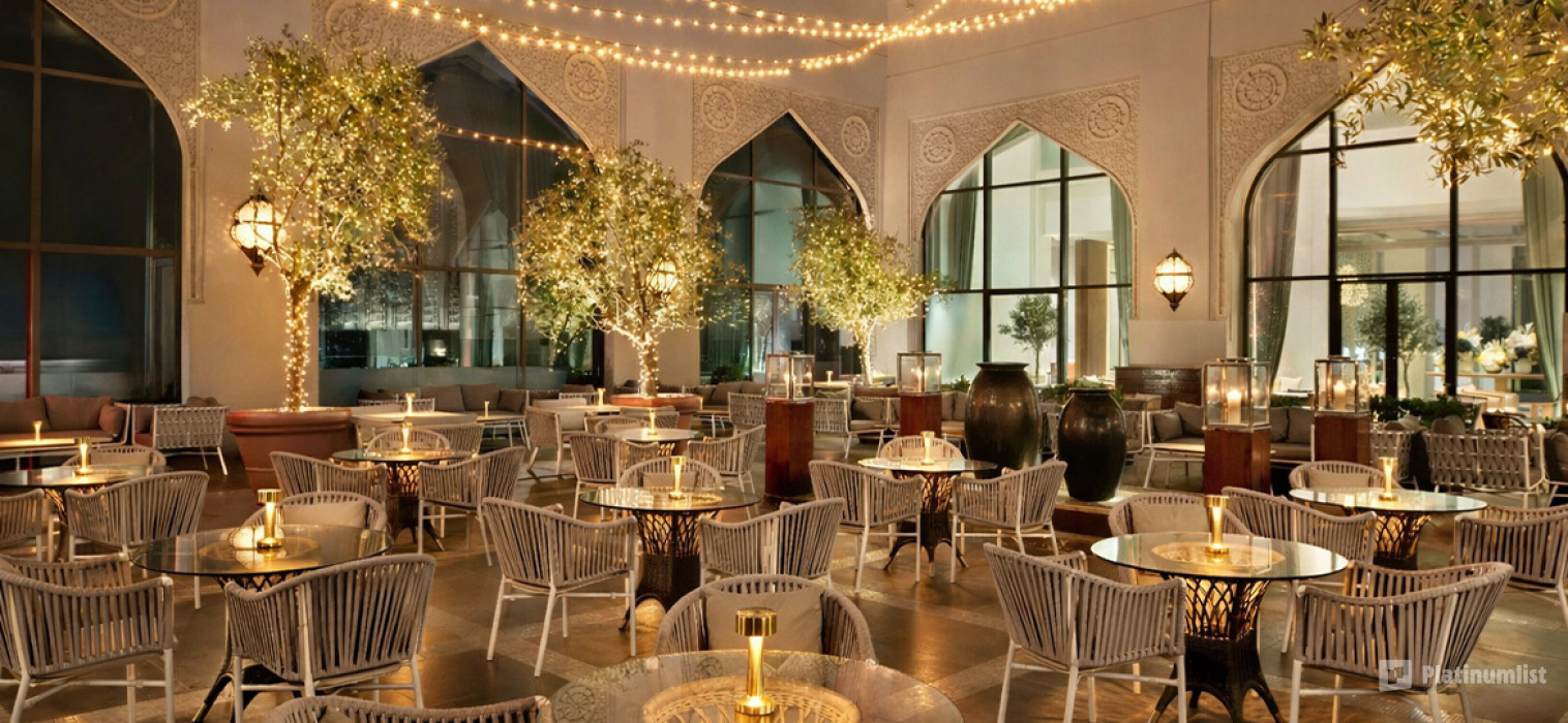 34j7yb استديو الصور :دبي في مطعم كورتيارد ذا هيرتاج أوتوغراف كولكشن الفندق التراثي