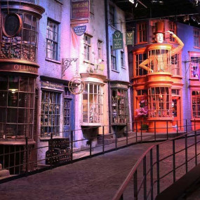 Warner Bros. Studio Tour London from  Marble Arch in London : Galerie de photos z7x7gw
