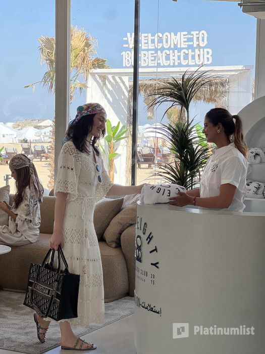 3j511r استديو الصور :الخبر في شاطئ 180 في الخبر