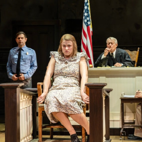 zv60eq استديو الصور :لندن في مسرحية To Kill A Mockingbird في لندن