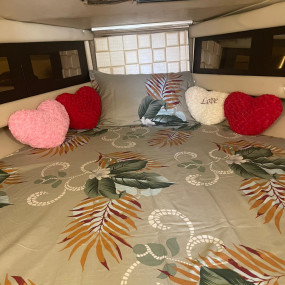 VIP Yacht Lounge with Cabin in Manama: Gallery Photo zm0ywy VIP Yacht Lounge with Cabin in Manama: Gallery Photo zm0ywy