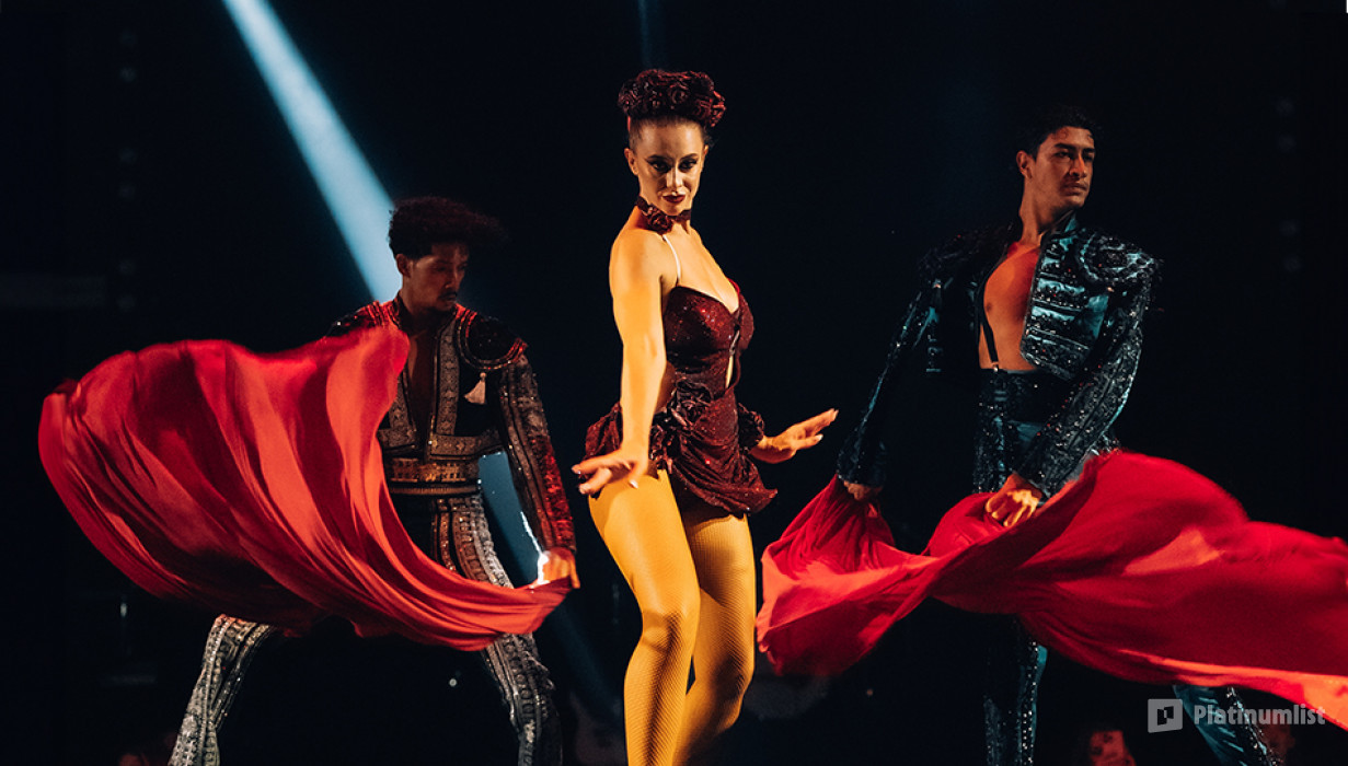 3d7rqq استديو الصور :دبي في تجربة عرض العشاء الحائزة على جوائز المسرح