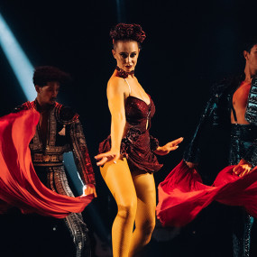 3d7rqq استديو الصور :دبي في تجربة عرض العشاء الحائزة على جوائز المسرح