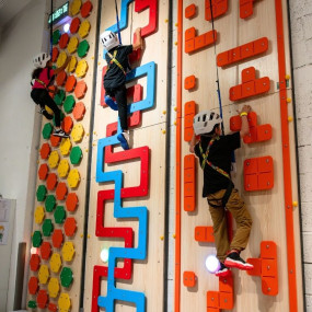 zm0yk5 استديو الصور :دبي في Adventure Parx + Cafe: Urban Indoor Play Area Dubai