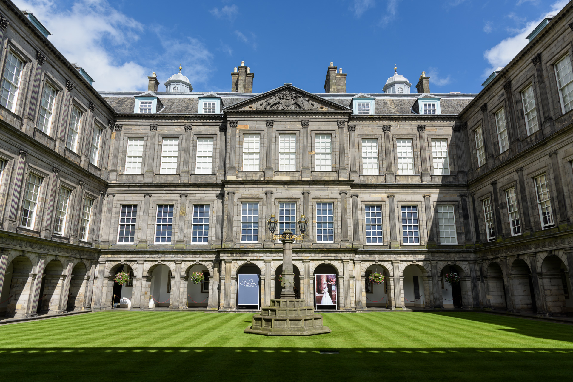 Photo from Palace of Holyroodhouse Entry Tickets in Edinburgh: Gallery Photo 3j5jpw