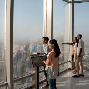 Фотография с At The Top, Burj Khalifa 124th & 125th Floor with Fast Track Access в Дубай: Галерея фото 38y991