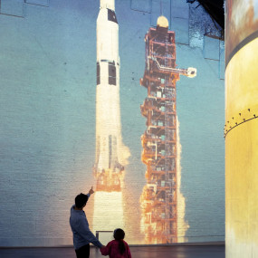 Fabrique des Lumières: The Moonwalkers in Amsterdam: Gallery Photo 3pj00e