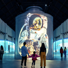 Fabrique des Lumières: The Moonwalkers in Amsterdam: Gallery Photo zod994