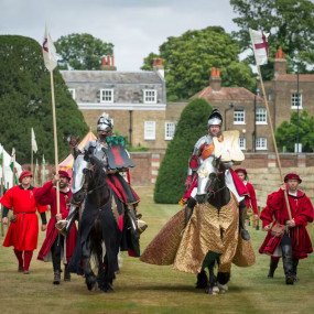 Photo from Hampton Court Palace, Gardens & Maze: Entry Ticket in لندن: Gallery Photo 3yomm4