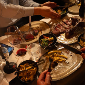 zod06y استديو الصور :دبي في عشاء الغداء في عطلة نهاية الأسبوع السبت والأحد في Reef & Beef Steakhouse & Seafood دبي