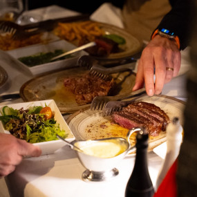 3j5m2y استديو الصور :دبي في عشاء الغداء في عطلة نهاية الأسبوع السبت والأحد في Reef & Beef Steakhouse & Seafood دبي