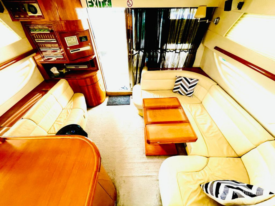 Leo's On Deck AZIMUT 50 Yacht Cruise in Dubai: Gallery Photo 3emdqn