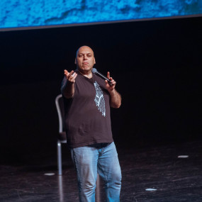 Photo from AMER ZAHR LIVE! at the Theatre - Mall of the Emirates in Dubai: Gallery Photo zv2k0n