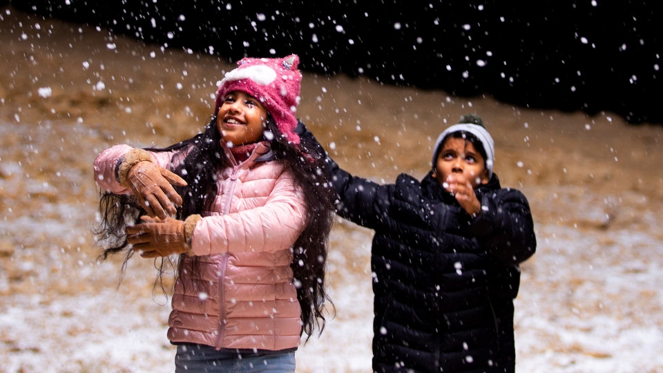 الشتاء حولك