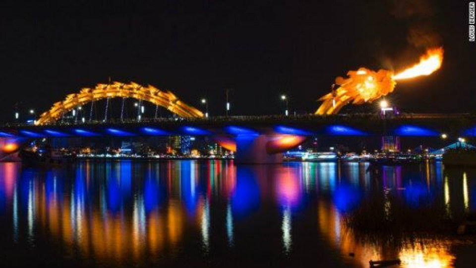 Cầu Rồng phun lửa, phun nước - The Dragon show