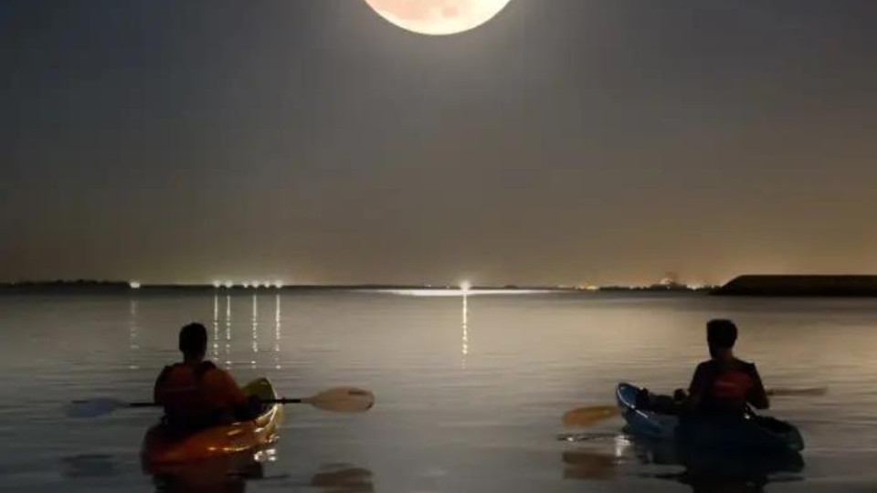 Full moon kayak tour at louvre Abu Dhabi