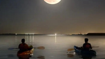 Full moon kayak tour at louvre Abu Dhabi