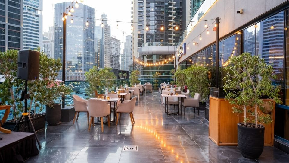 بوفيه إفطار في فندق راديسون بلو دبي ووترفرونت دبي