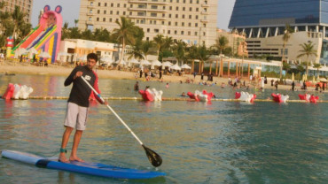 تجربة التجديف بركوب اللوح الواقف بواجهة روشن البحرية تجربة التجديف بركوب اللوح الواقف بواجهة روشن البحرية