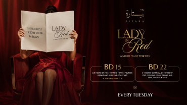 Lady in Red في Sitara، البحرين