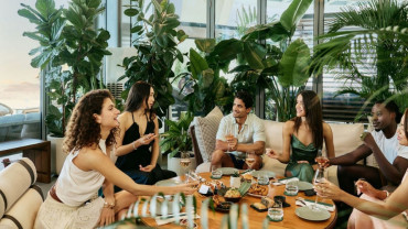 تجربة تناول الغداء في السماء مع قائمة طعام من 3 أطباق