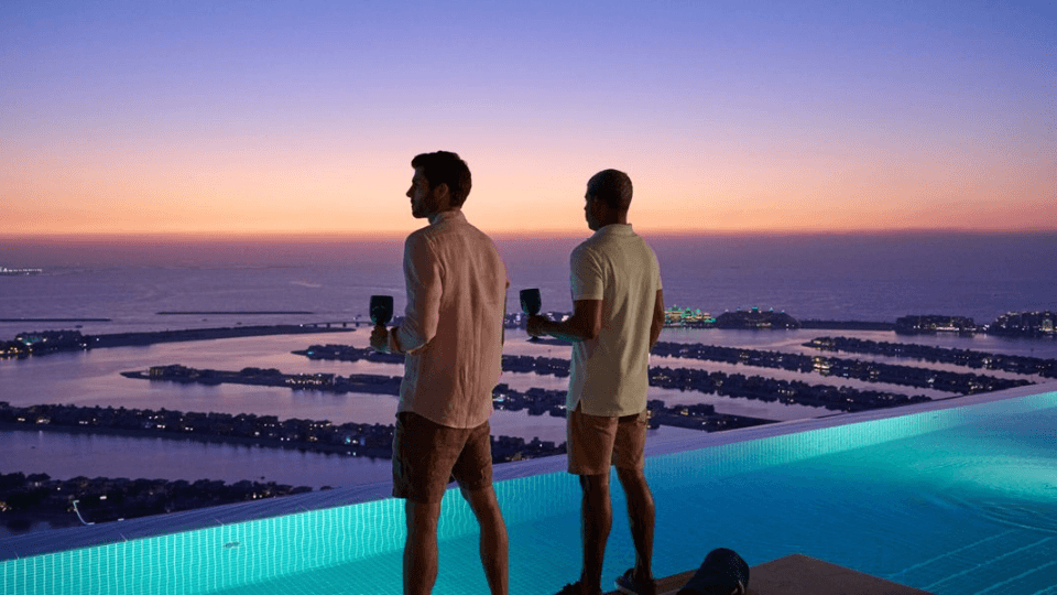 تجربة مسبح أورا عند غروب الشمس