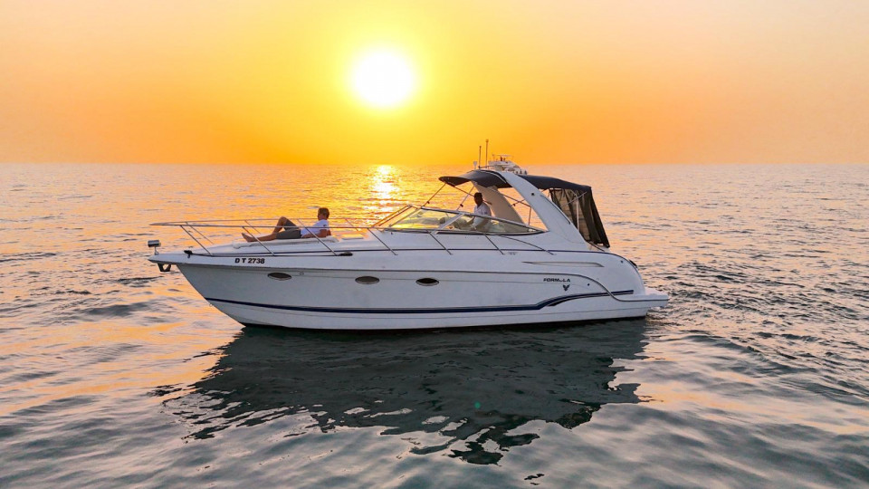 Private Luxury Yacht Cruise in 35FT