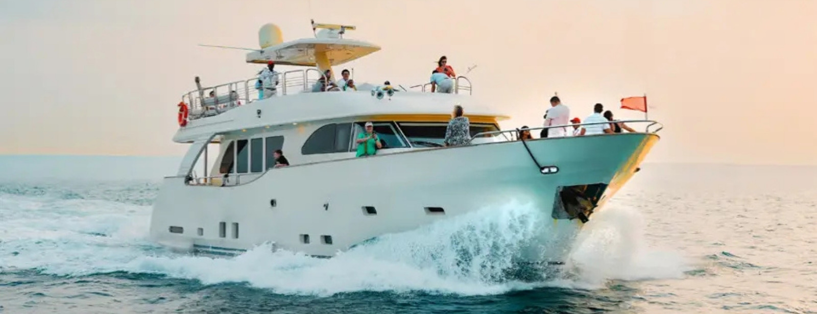 Dubai Marina 1 Hour Yacht Tour