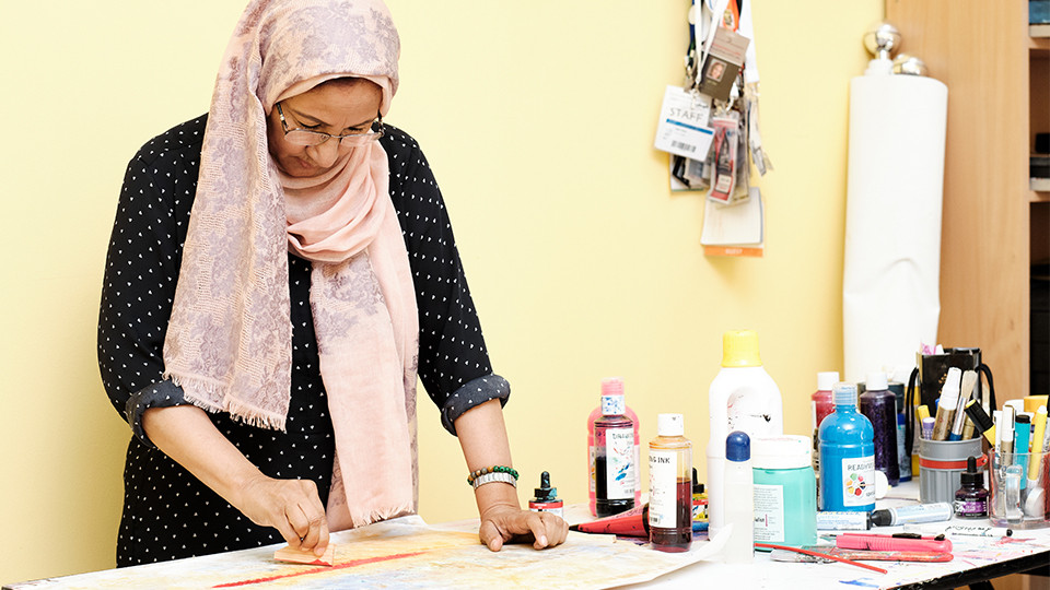 التلوين علي الأسطح الشفّافة مع نجاة مكي